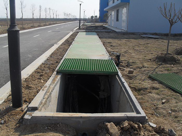 玻璃钢地沟盖板施工中