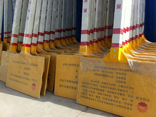 待发货中玻璃钢警示牌